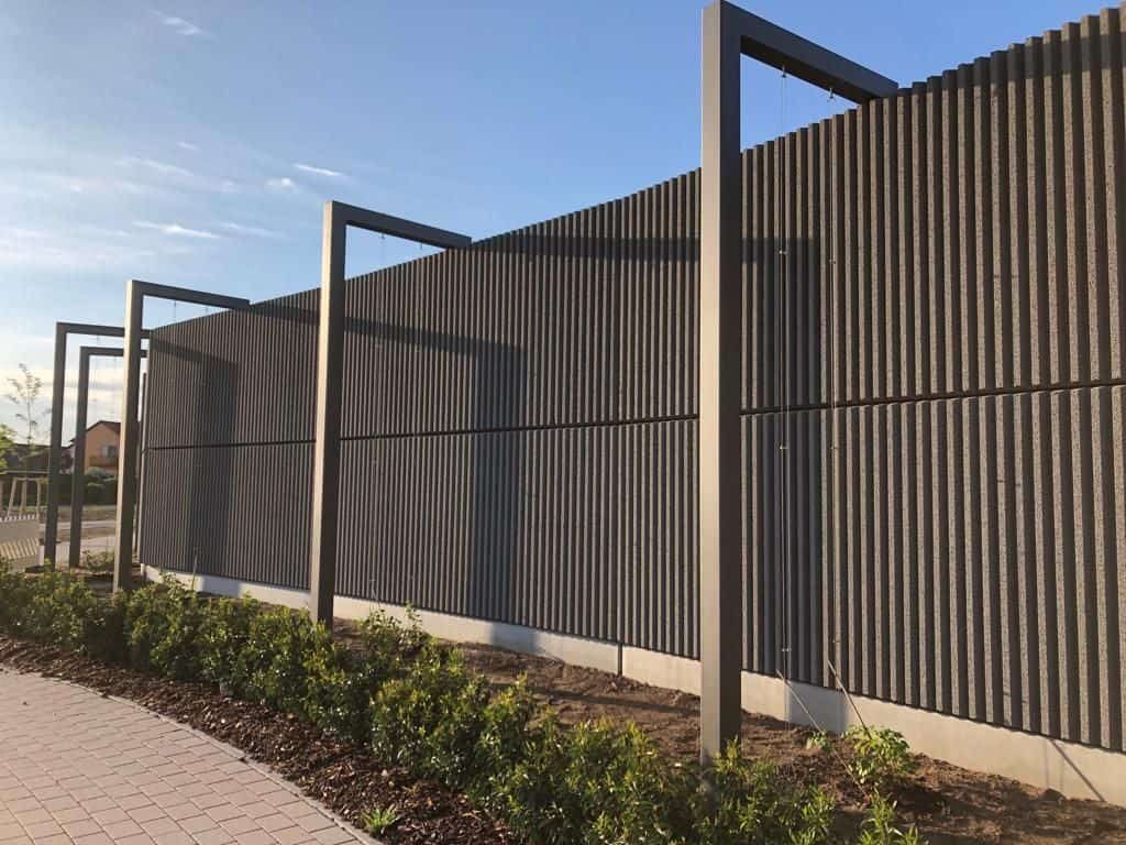 Mur anti-bruit en béton avec structure striée