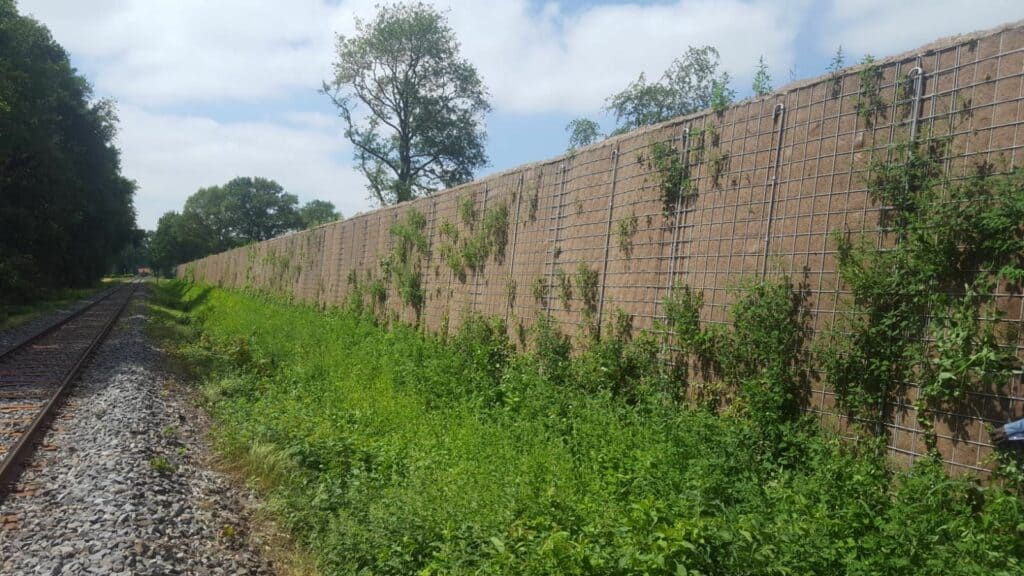 Green noise protection barrier by RAU along railway