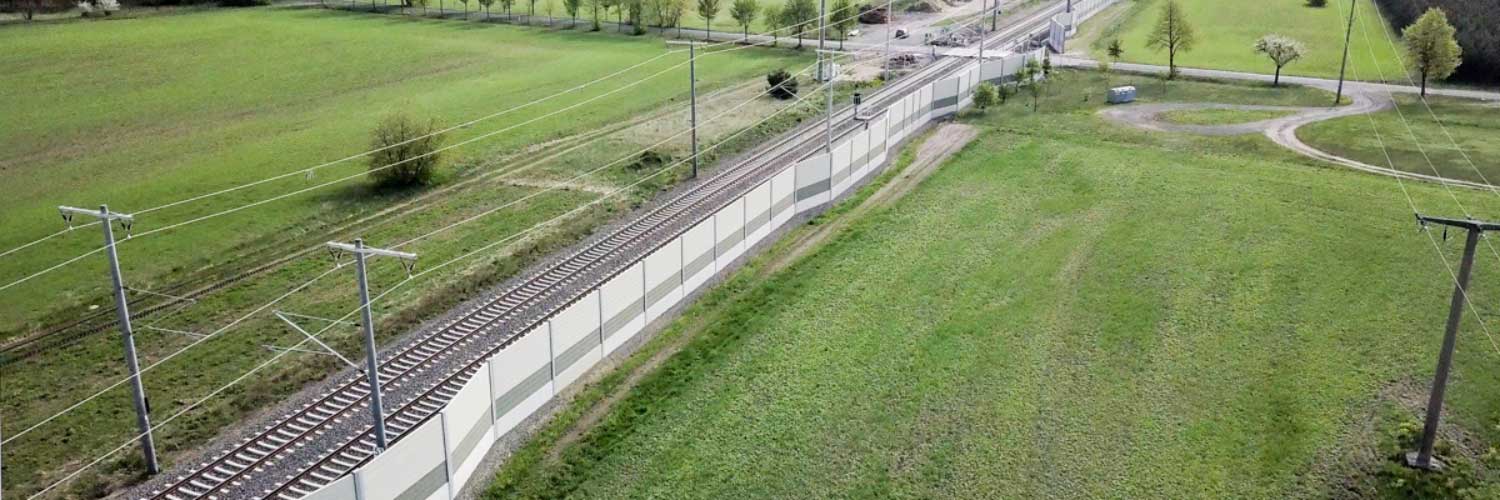 Lärmschutzwand NoiseGuardGreen von RAU an Bahnlinie