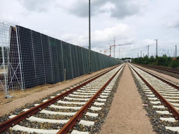 Errichtung einer Lärmschutzwand an einer Zugestrecke in Lüneburg
