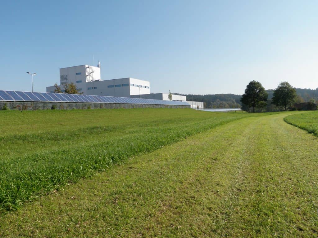 Photovoltaikanlage auf einer Lärmschutzwand in Biesenhofen
